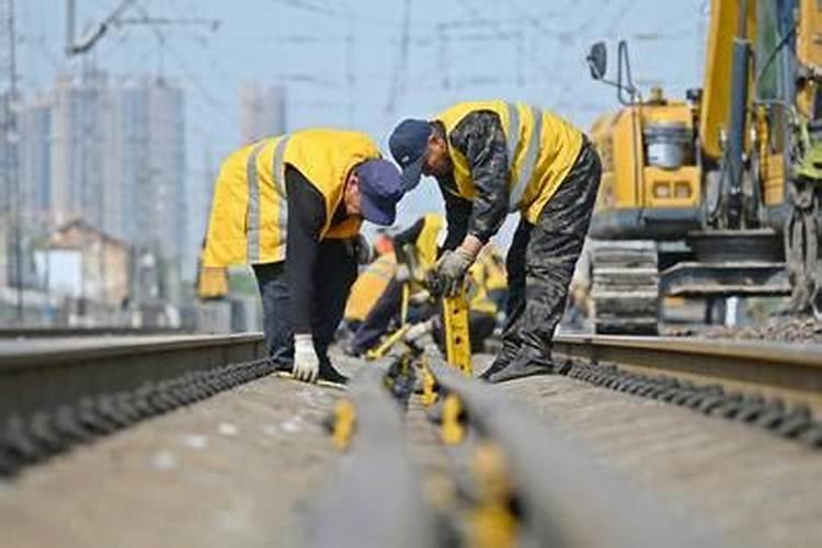 梦见好多人正在修铁路工程