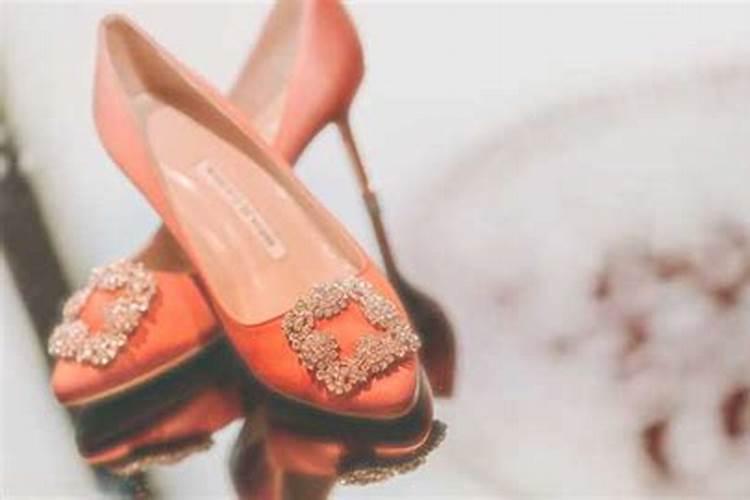 已婚女人梦见自己要结婚买鞋子是什么意思