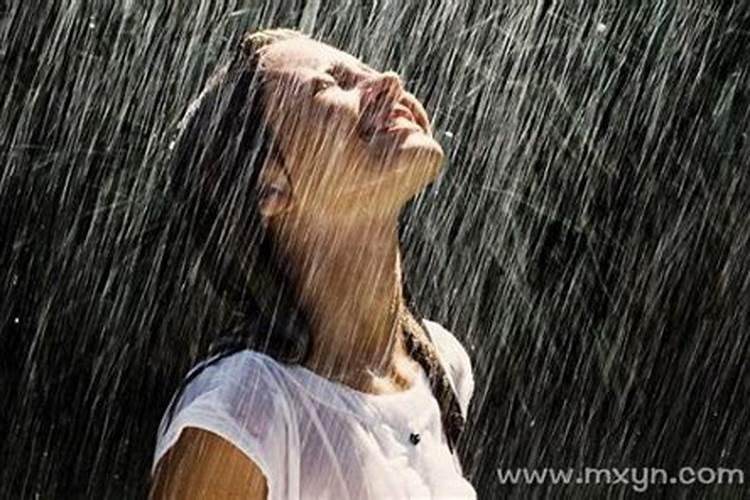 女人梦见自己淋雨是什么预兆