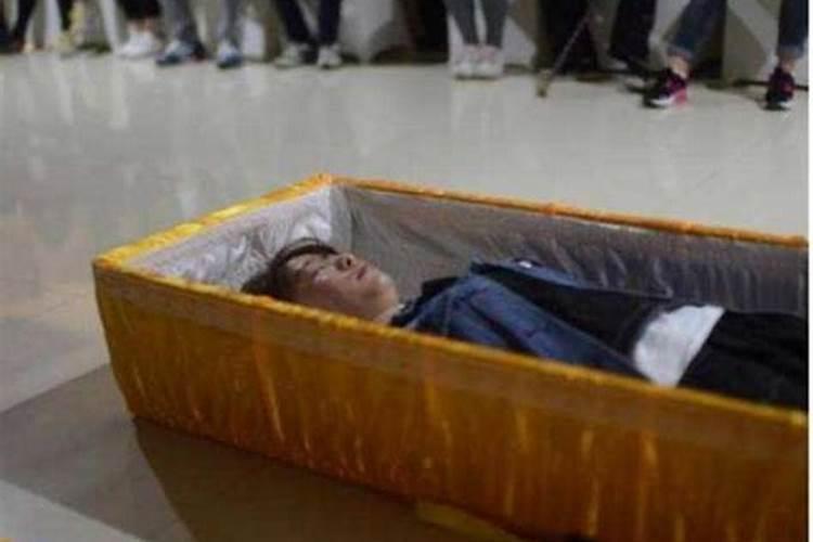 梦到爸爸死了躺在棺材里,自己抬棺材不停摇晃