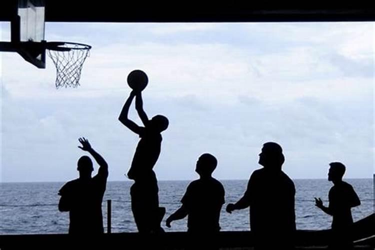 梦见自己和一群人打篮球是什么意思