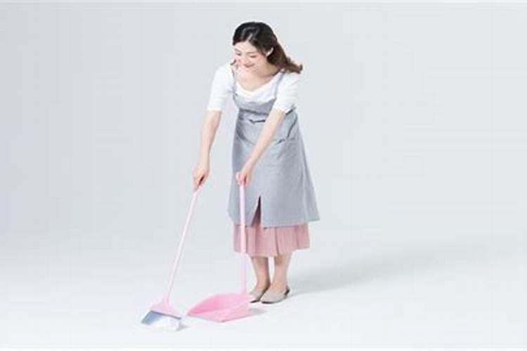 女人梦见自己拿扫把扫地上纸巾