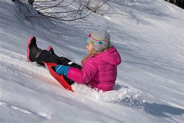 梦见在雪地滑下来摔倒