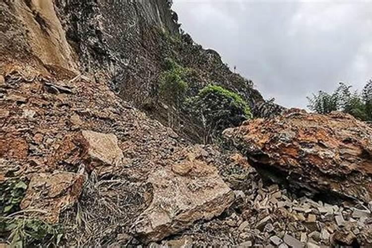 梦见大面积山体滑坡泥石流