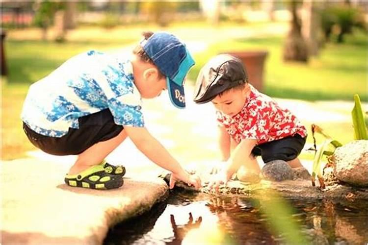 梦到捡到小孩子并抱着送他回家