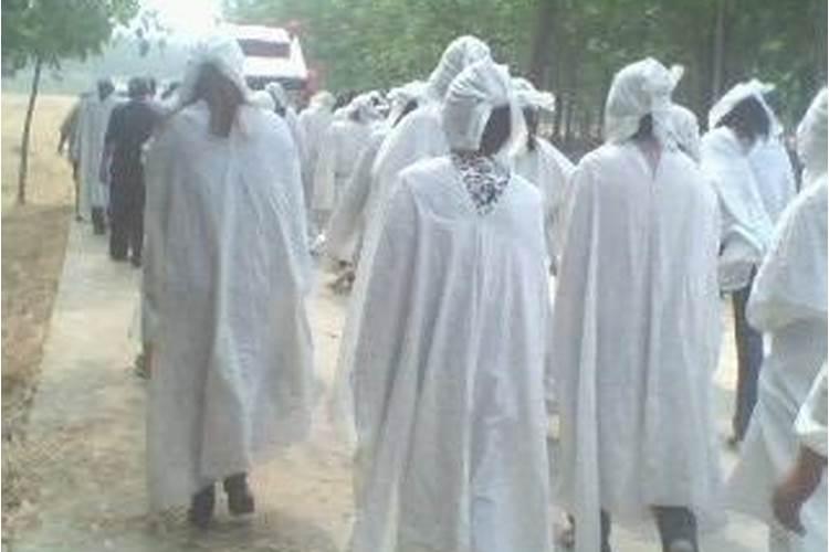梦见很多人身穿白色孝服参加葬礼