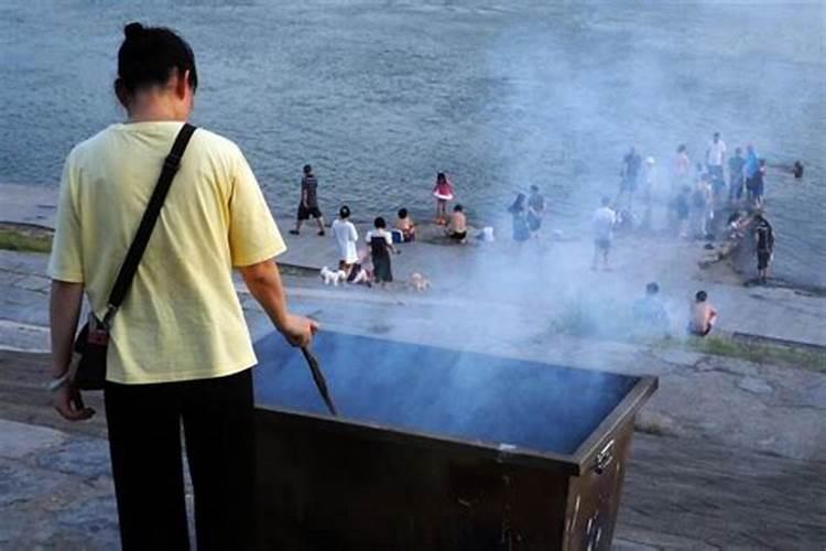 梦到很多人烧纸祭奠