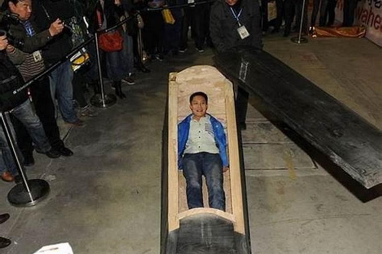 梦见去殡仪馆看到很多死人和棺材和棺材
