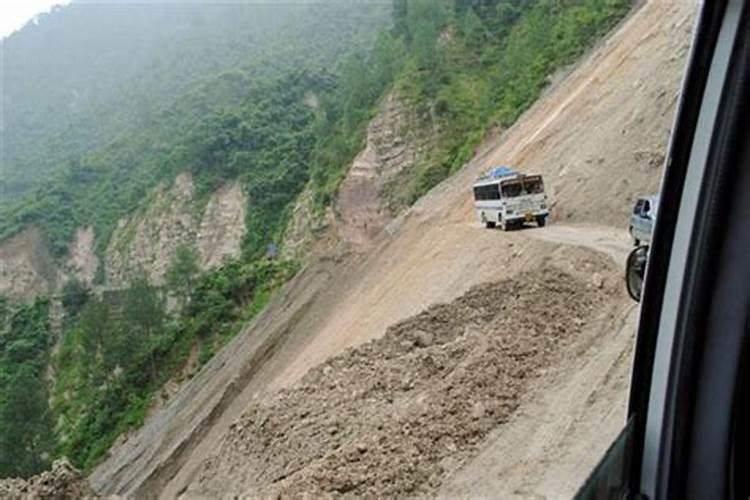 梦到地动山摇大地震山体滑坡