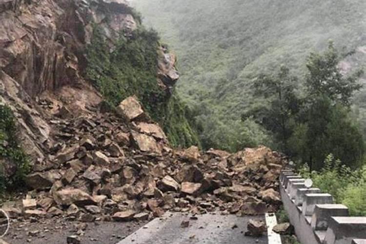 梦见大雨山塌方