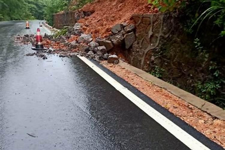 梦见暴雨山体崩塌