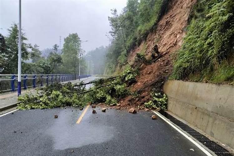 梦见暴雨山体滑坡