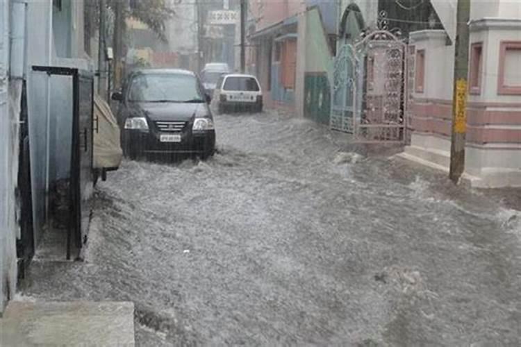 做梦梦见下雨发大水是什么意思