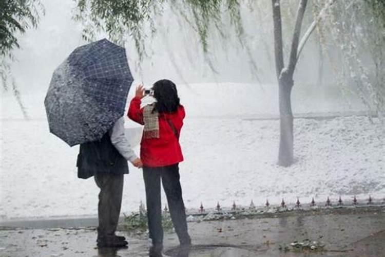 女人梦见下雪什么预兆呢解梦