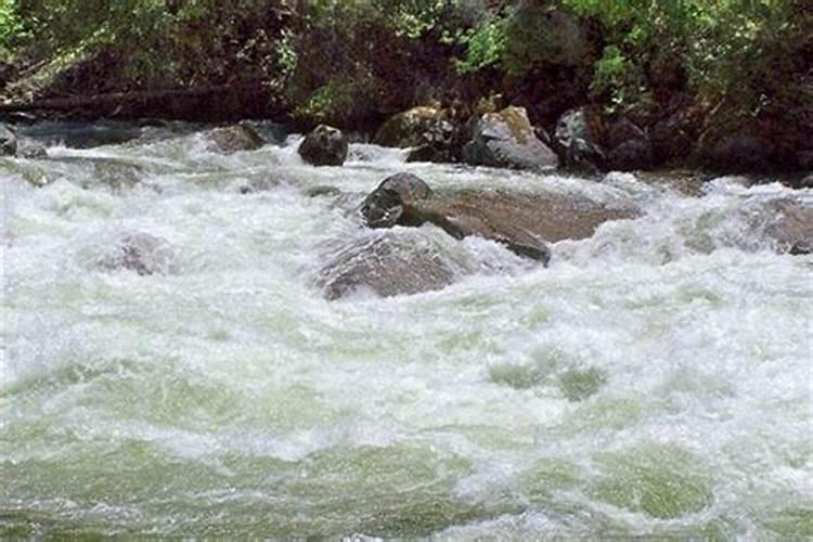 做梦梦到水和黄土流动