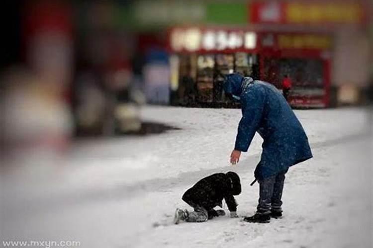 孕妇梦见地很滑