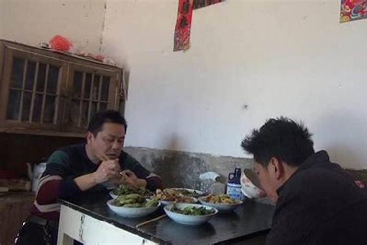 梦见舅舅来家里吃饭是什么意思