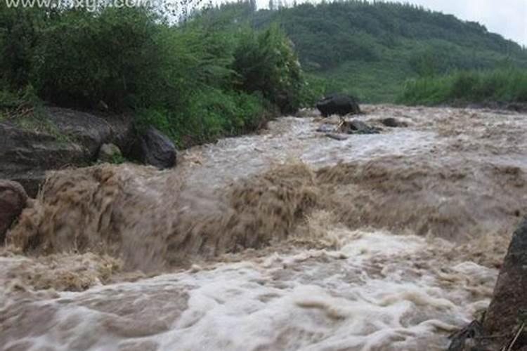 梦见山体滑坡洪水大发