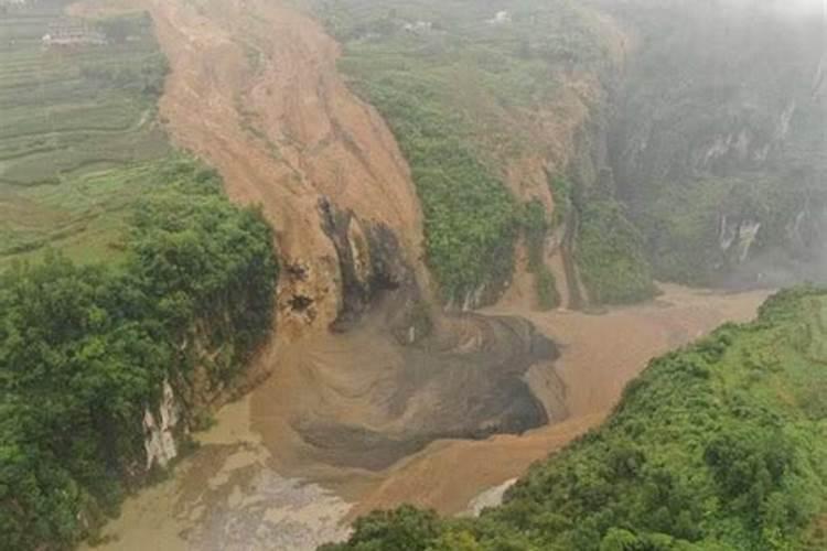 梦见下大雨涨洪水山滑坡