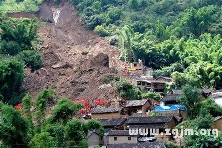 梦见下大雨涨洪水山滑坡