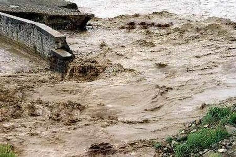 梦见发大洪水冲塌山