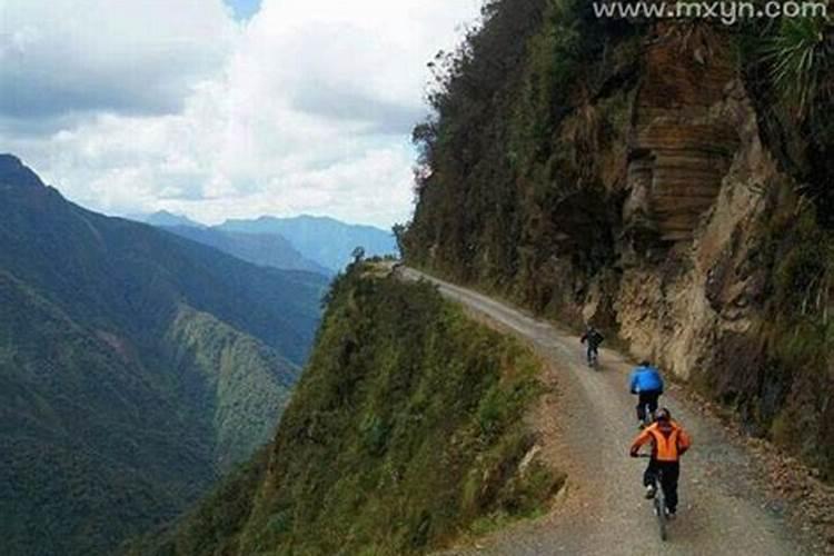 梦见山路塌了