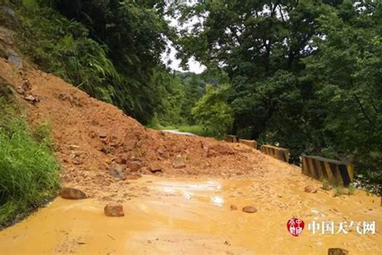 梦见大面积山体滑坡和山洪