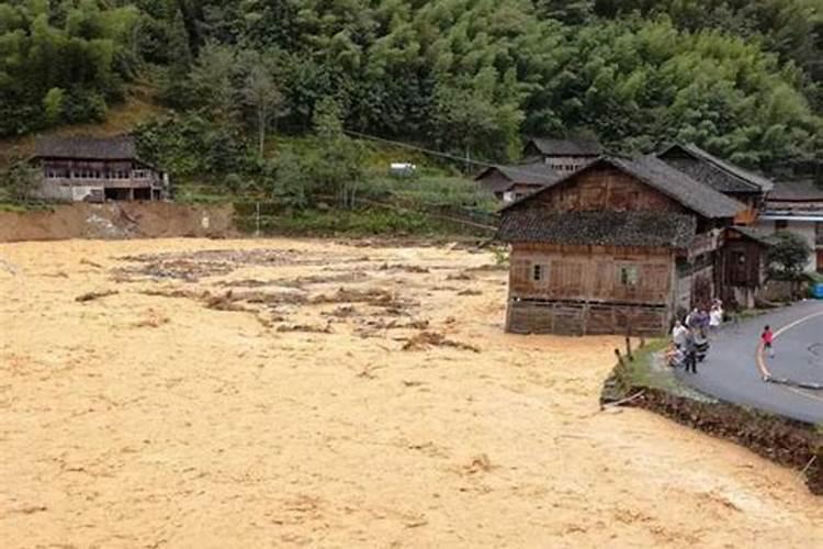 梦见山体滑坡河水暴涨