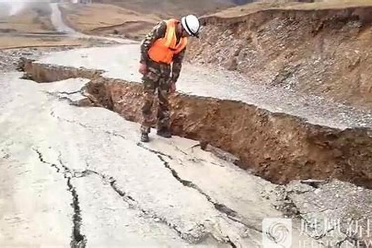 梦见大山滑坡了地上出现裂缝