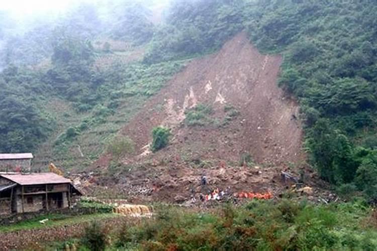 梦见大山滑坡了地上出现裂缝