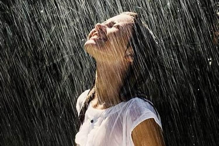 女人梦见下雨没有淋湿