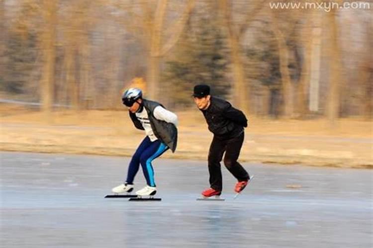 梦见滑冰是什么意思做了两个梦都是死人了