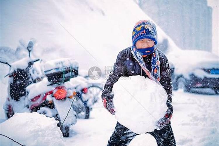 梦见下雪玩雪把雪堆起来是什么征兆