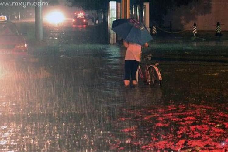 梦见下大雨是怎么回事儿