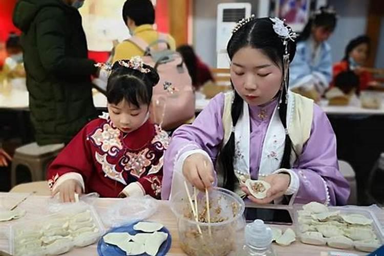 除夕年夜饭几点吃