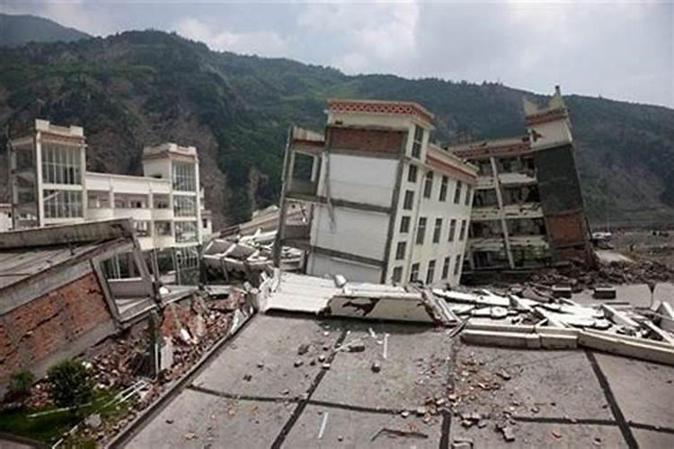 梦见要地震却没有真正地震所有人在逃跑