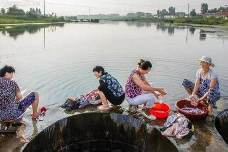 女人梦见自己提水洗衣服