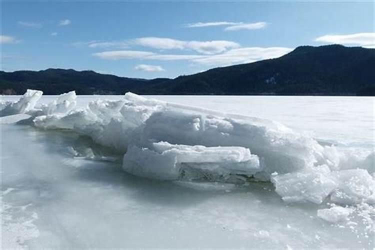 梦见水上结冰了,水还在流什么意思