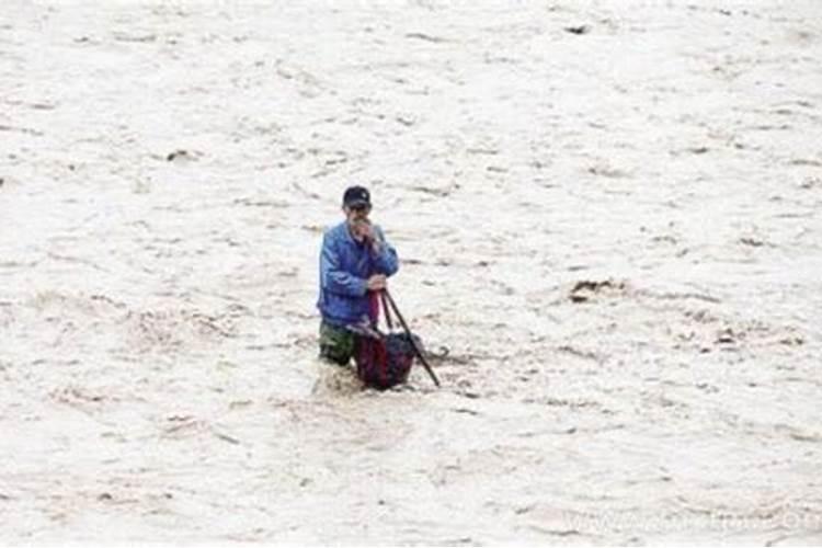 梦到小孩的鞋子被水冲走是什么意思