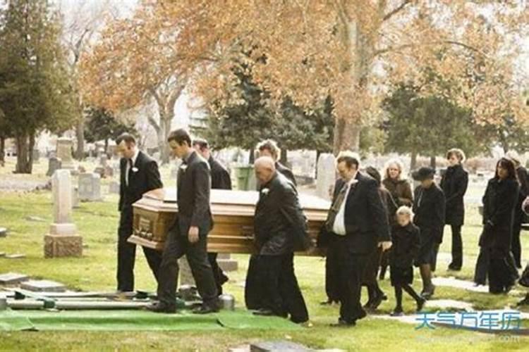 梦见死去的外婆在葬礼上活了