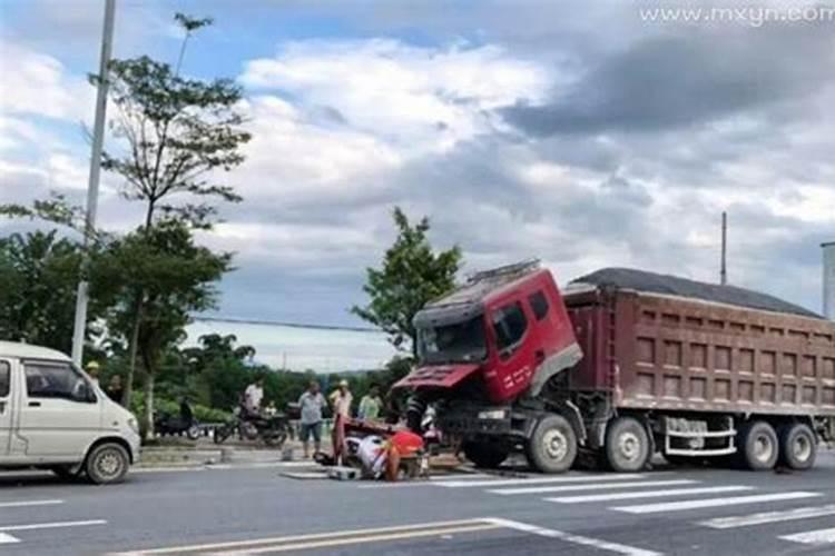 梦见路过车祸现场什么意思