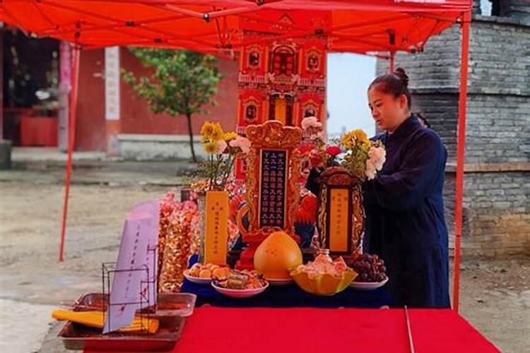 属鸡的跟什么属相合财呢女