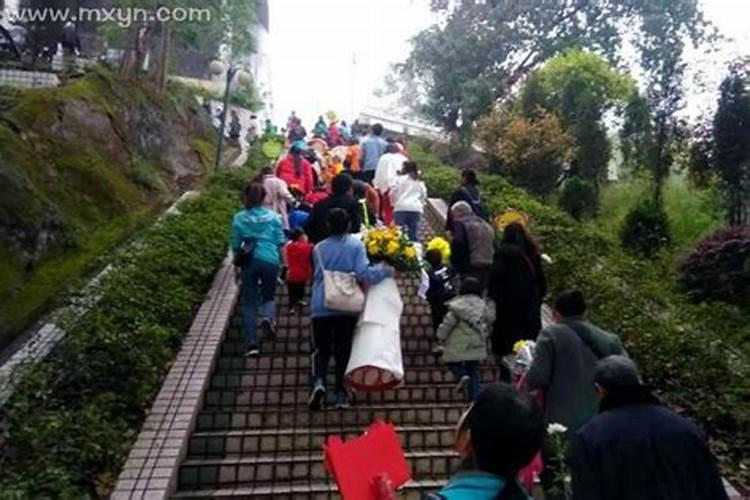 梦见刮大风下雨了