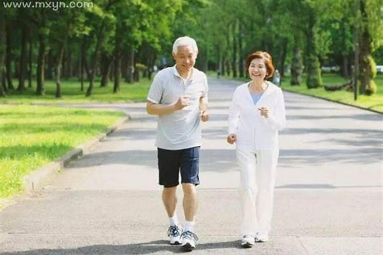 梦见女孩子主动靠着我走路