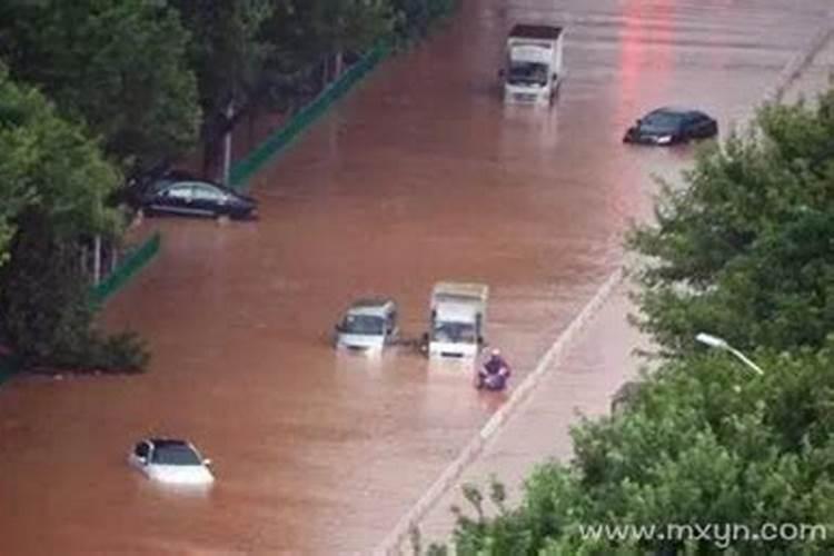 梦到下雨发大水是什么意思