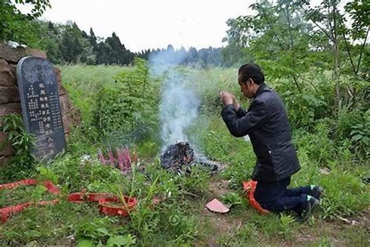 梦见妹妹开车掉河里妈妈在车里被甩出去