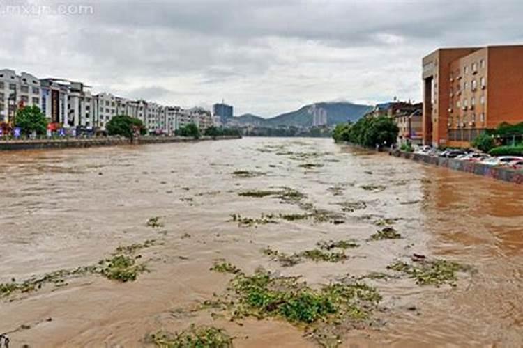 怀孕梦见下大雨发大水