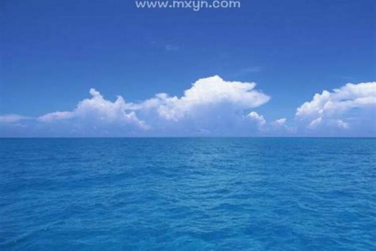 梦见大海水很蓝特别清澈
