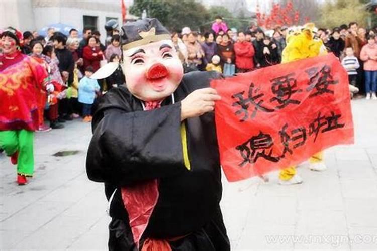 女人梦见自己在大雨中行走