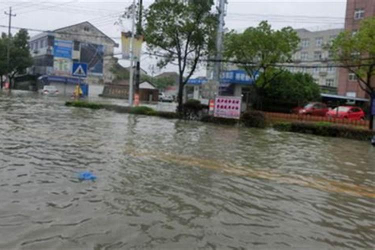 梦见滚滚洪水急流而下又下雨